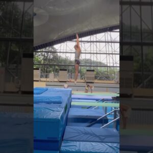 How do divers train without a pool? 🤯 |🎥: (IG) krystapalmer